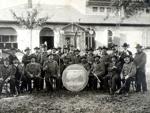 1910 Schtzen vor Schtzenhaus6